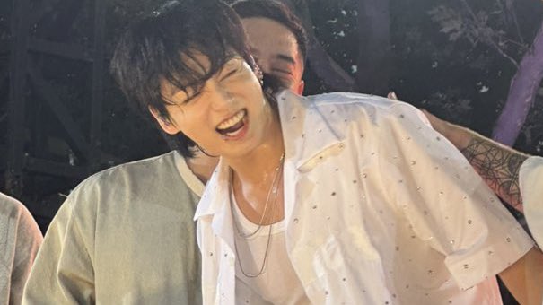 jeondaissy's tweet photo. he looked so cute and happy <3 https://t.co/SGRQN0q8cM