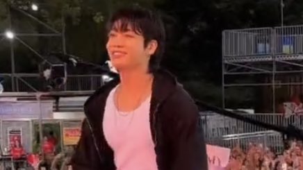 jeondaissy's tweet photo. he looked so cute and happy <3 https://t.co/SGRQN0q8cM