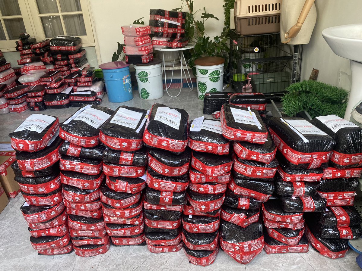 frenchfriees98's tweet photo. 3hari packing 1.000+items🥹🫶 https://t.co/PPlFo8bEjw