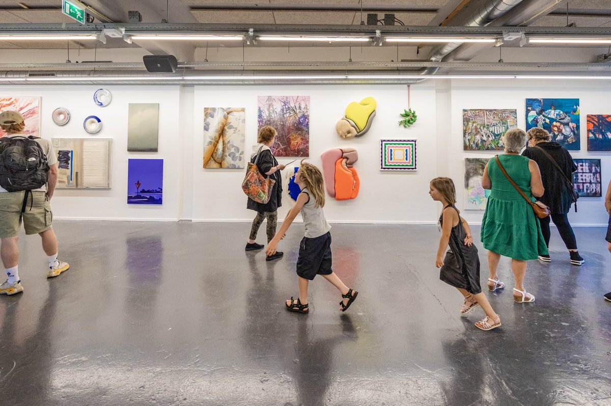 Hoe = Het Nu met kunst in Oost-Nederland? Je ontdekt het deze hele zomer in het Apeldoorns Centrum voor Eigentijdse Cultuur, met nieuw werk van meer dan 90 kunstenaars!

Hoe = Het Nu 2023 | ACEC Café &amp; Salon | 08-07 t/m 27-08 | 📸 Rob Voss