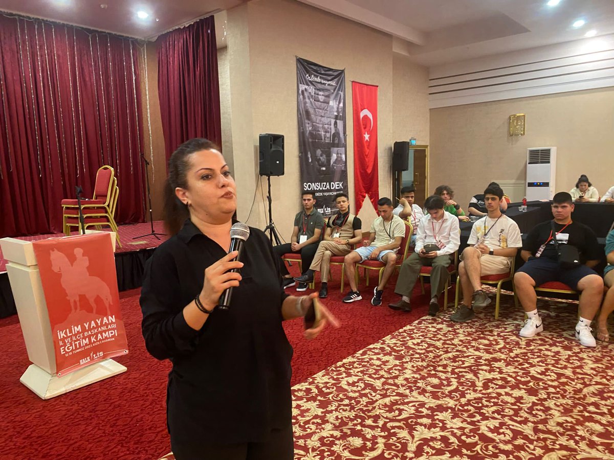 İklim Yayan İl ve İlçe Başkanları Eğitim Kampı 3. gün.
(14.07.2023)

İklim Yayan İl ve İlçe Başkanları Eğitim Kampı tiyatro sunumları ardından Gaziantep-Kilis Veteriner Hekimleri Odası başkanı Yeşim Peri'nin Hayvan Hakları ve Hayvan Sevgisi konulu sunumu ile devam ediyor.