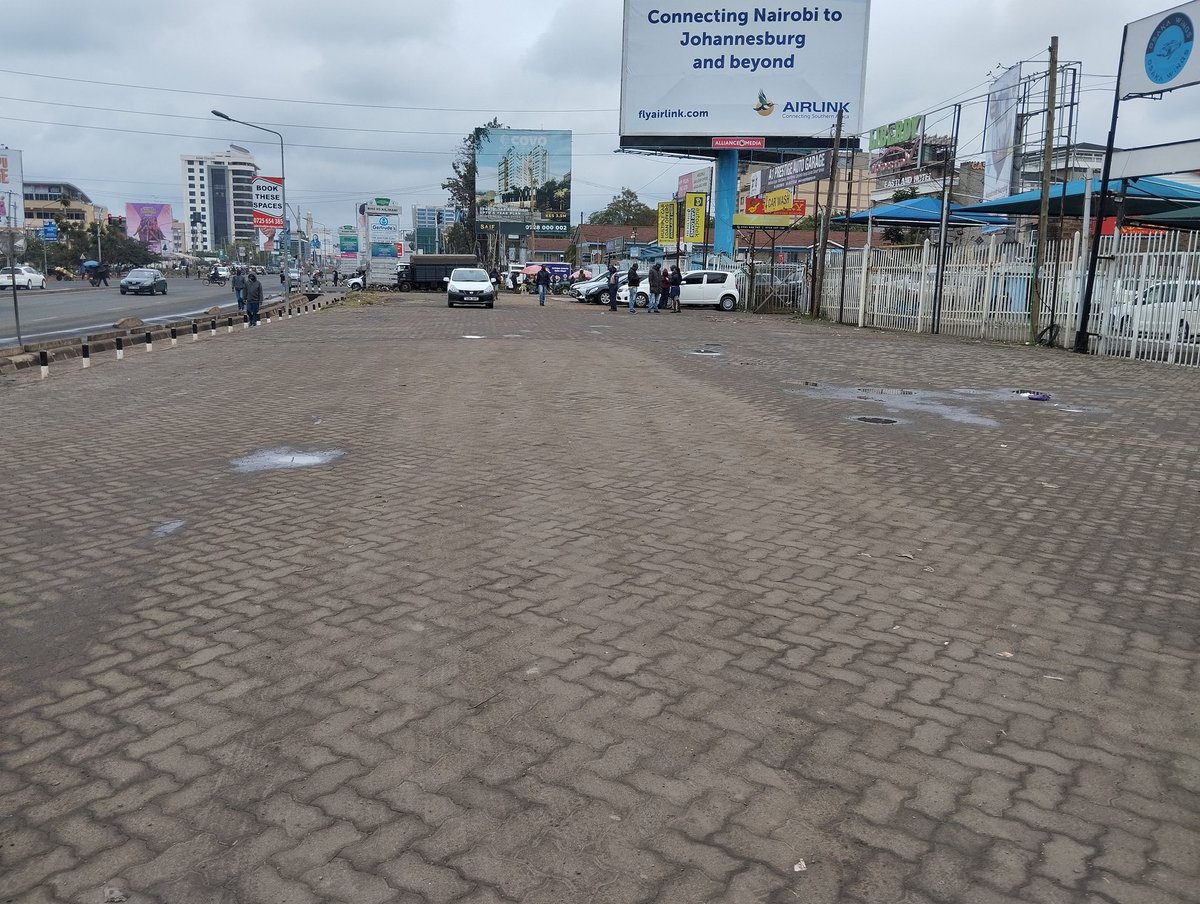 fredmwangi12's tweet photo. Car yards at Ngong road taking no chances displaying vehicles #Maandamano @Ma3Route https://t.co/qZm9Vx29Fw