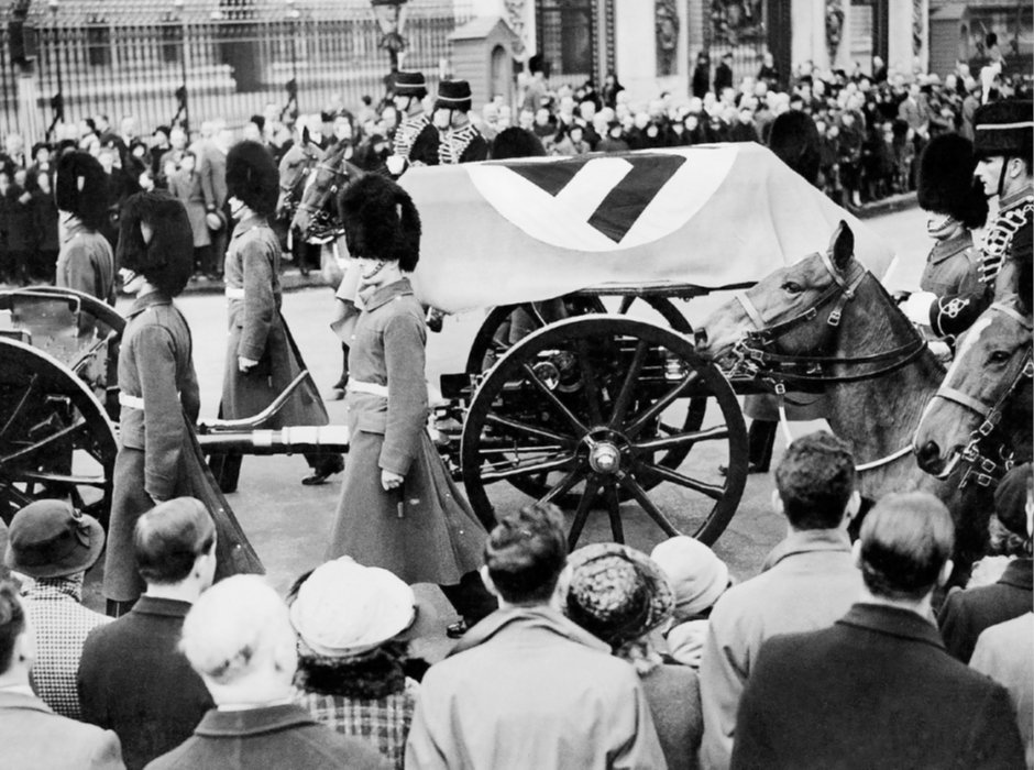 The funeral procession passing Buckingham Palace, 15 April 1936. Surely the only time British Foot Guards have escorted a swastika past the Royal residence? read the full story in #coffeewithhitler @OneworldNews  @Pegasus_Books