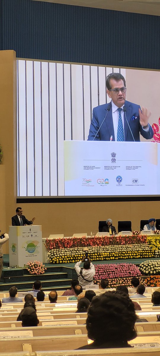 prasanto's tweet image. Our oil companies will lead the charge to green hydrogen. India uses 11-12% of the world’s grey hydrogen [half of it, about 3 MMT, consumed by refineries], and turning this to green will help make us a green hydrogen leader, a hub, a major exporter: @amitabhk87 #ICGH2023