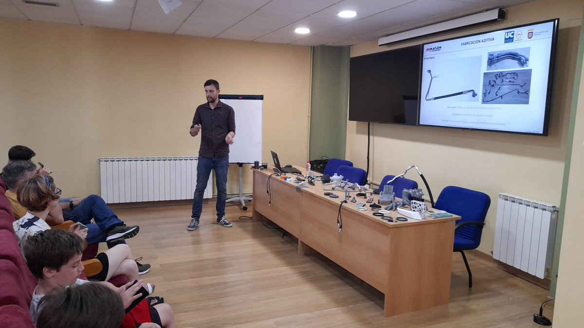 Pablo Flor, responsable de fabricación aditiva nos explica cómo aplican las nuevas tecnologías de #Industry40 en <a href="/Maflow_Spain/">Maflow_Spain</a> en los <a href="/cursosveranouc/">Cursos de Verano UC - <a href="/unican/">Universidad de Cantabria</a></a> cc @unican
