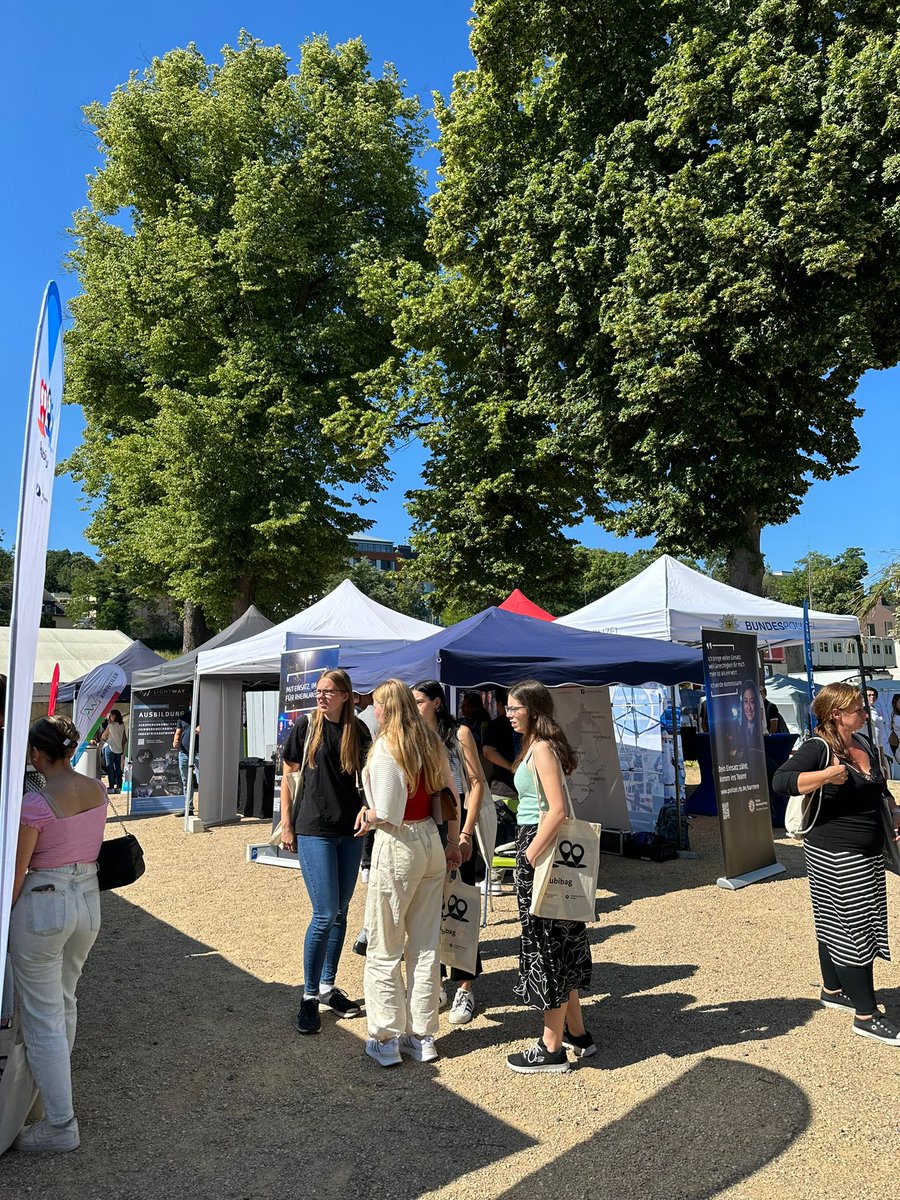AA_KOMY's tweet photo. Ausbildungsmesse #Azubispots heute noch bis 15 Uhr im Kurpark (Oberstraße) im Bad Neuenahr.
80 Arbeitgeber warten mit ihren Ausbildungsstellen auf dich! IHK, HwK und Agentur für Arbeit beraten zu Ausbildungs- und Studienmöglichkeiten.
Vorbeikommen und #AusbildungKlarmachen
😎🌞 https://t.co/BmUQ1IZNrp