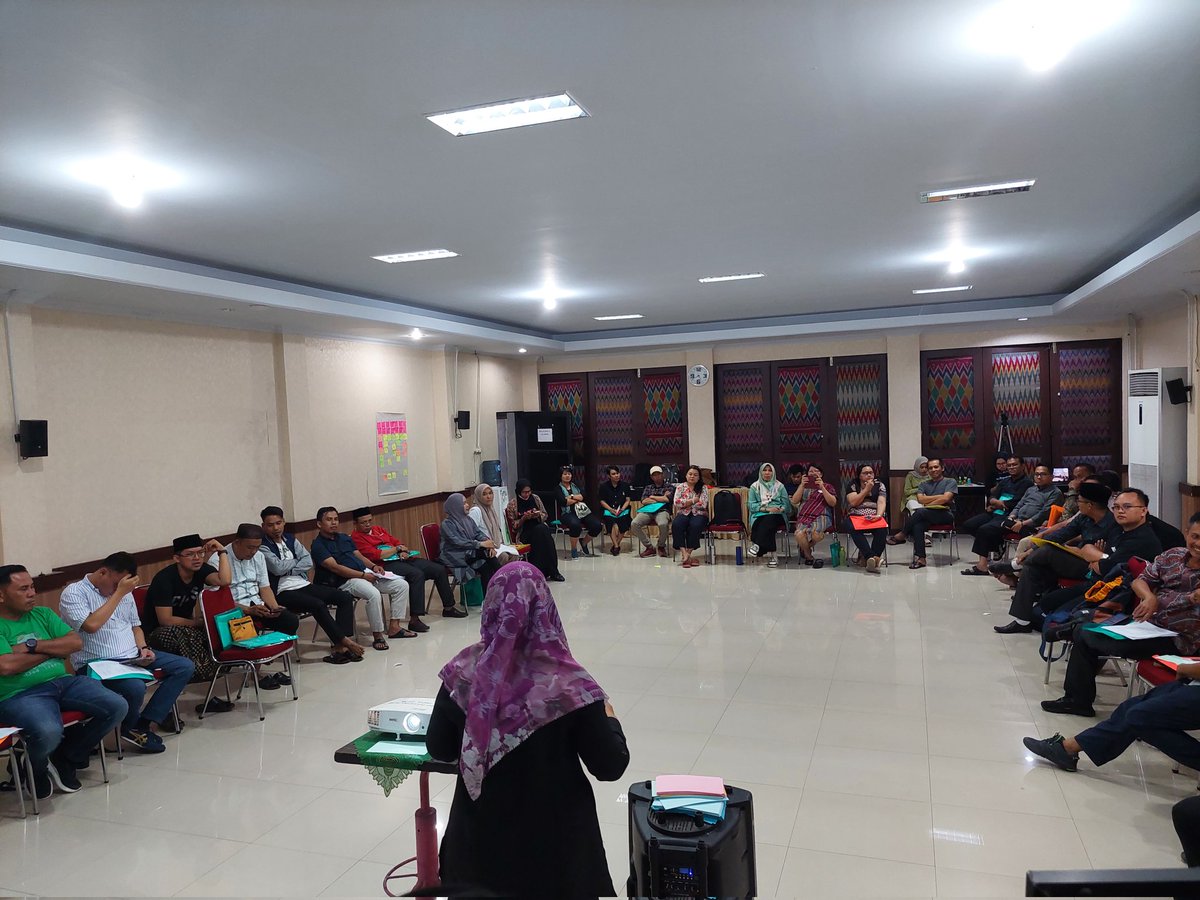 GUSDURians's tweet photo. Sore ini, Mbak @mydinar mengajak peserta merefleksikan berbagai bentuk ketidakadilan sosial dan bagaimana keadilan sosial yang dicita-citakan oleh Gus Dur.

Ternyata ada banyak bentuk ketidakadilan yang terjadi di akar rumput ya... https://t.co/mwDlZcCTh0