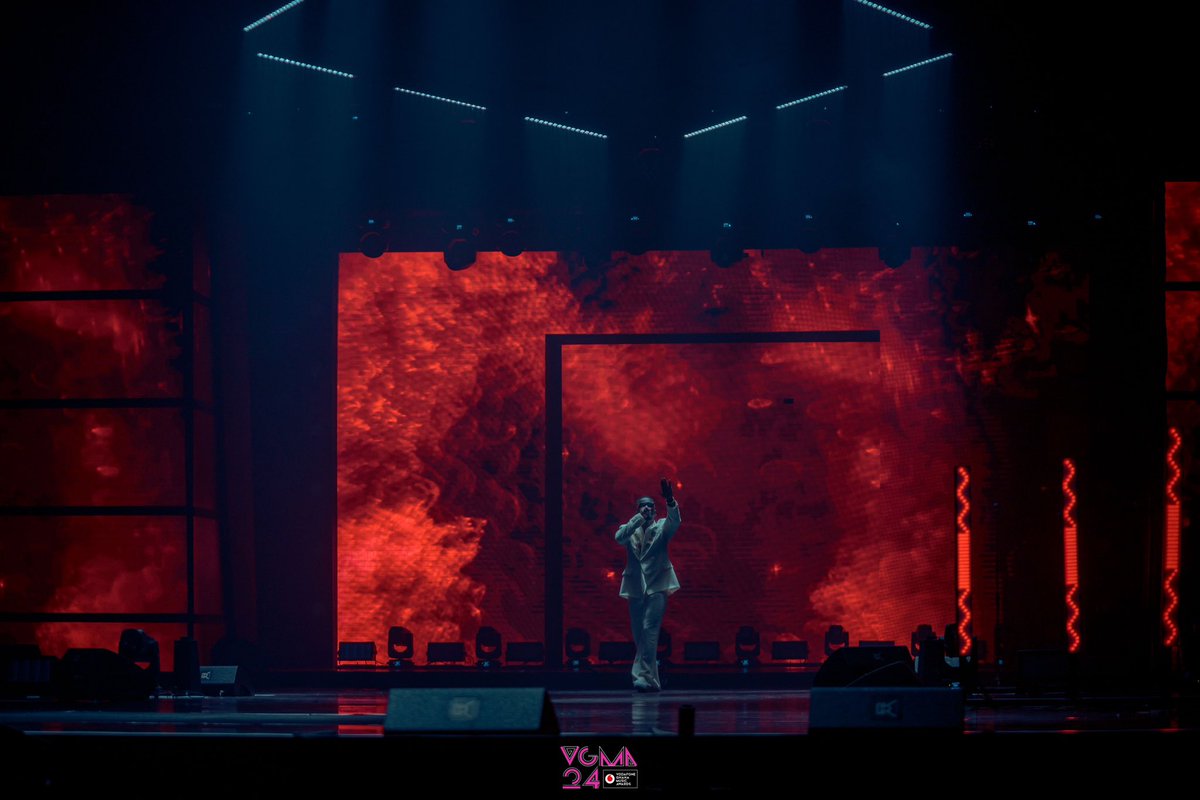 GHMusicAwards's tweet photo. Iconic moment from the #24thVGMA @sarkodie https://t.co/gqH29Hj2pU