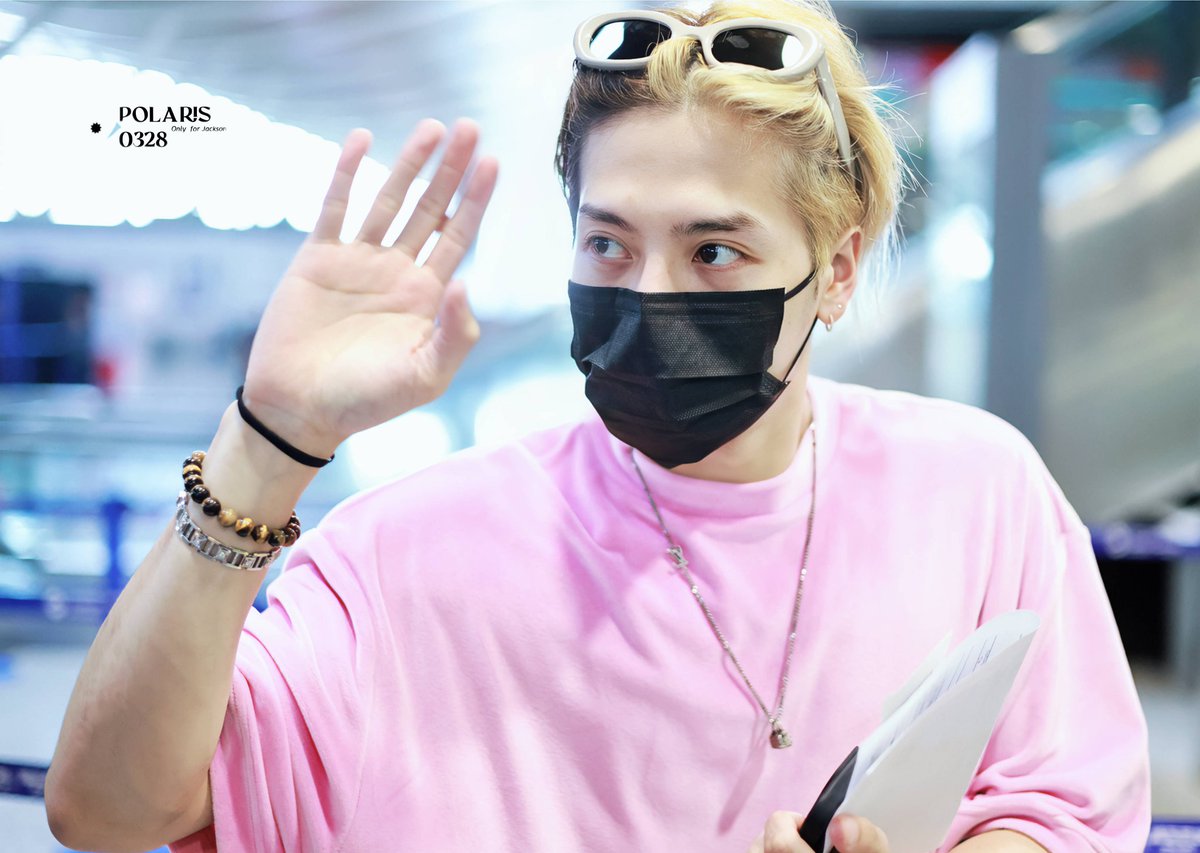 PopWangs's tweet photo. Jackson Wang spotted at the airport looks absolutely gorgeous in pink outfit. https://t.co/VcOOvpI8YJ