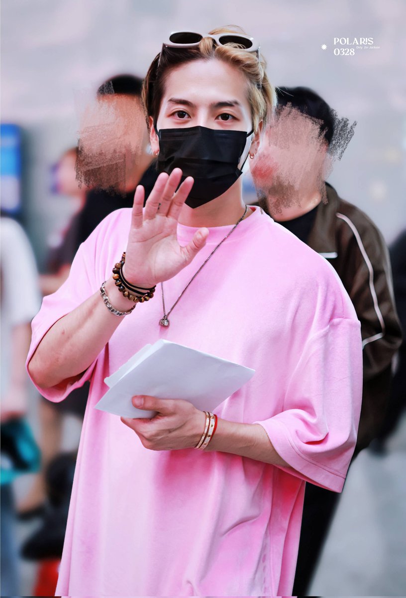 PopWangs's tweet photo. Jackson Wang spotted at the airport looks absolutely gorgeous in pink outfit. https://t.co/VcOOvpI8YJ