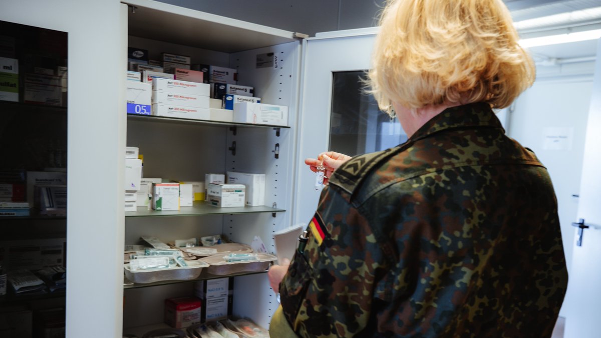Deutsches_Heer's tweet photo. Wenn bei der Übung was passiert sind sie zur Stelle: Die Sanitäterinnen & Sanitäter. Bei #GriffinStorm versorgen sie die #Truppe der #Panzergrenadierbirgade41 #Heer auf vielfältige Weise. Nicht nur im Feldlager, sondern auch im #Gefecht muss die #Rettungskette funktionieren. https://t.co/szYDONW4zH