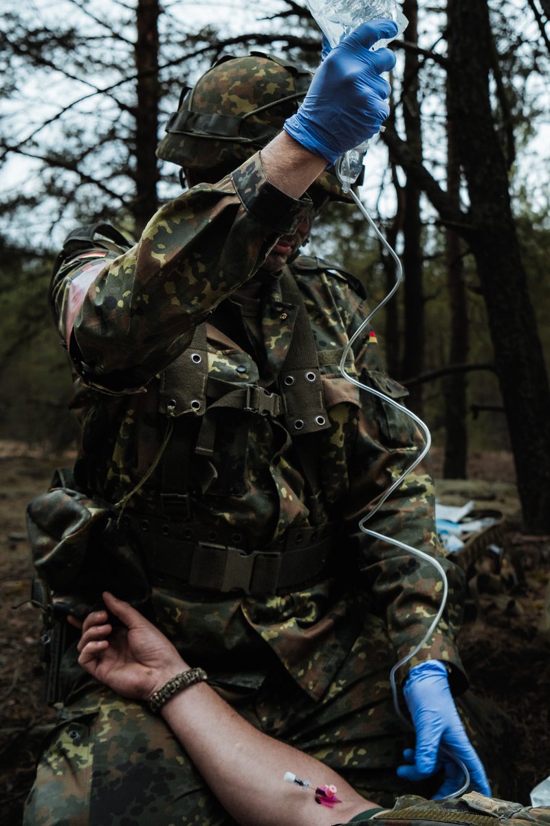 Deutsches_Heer's tweet photo. Wenn bei der Übung was passiert sind sie zur Stelle: Die Sanitäterinnen & Sanitäter. Bei #GriffinStorm versorgen sie die #Truppe der #Panzergrenadierbirgade41 #Heer auf vielfältige Weise. Nicht nur im Feldlager, sondern auch im #Gefecht muss die #Rettungskette funktionieren. https://t.co/szYDONW4zH