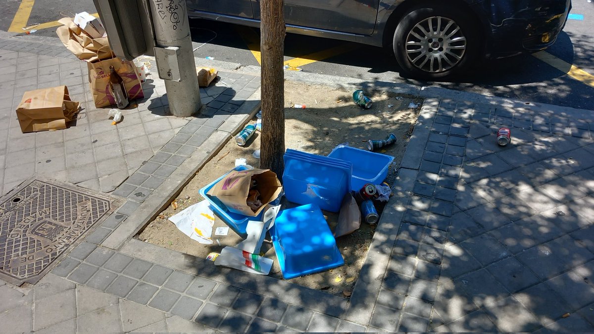 MadridExiste's tweet photo. La árboles maltratados por borrachos y drogados no existen para el gobierno, la oposición y los partidos y asociaciones ecologistas... pero si existen... https://t.co/PHj310kNNF