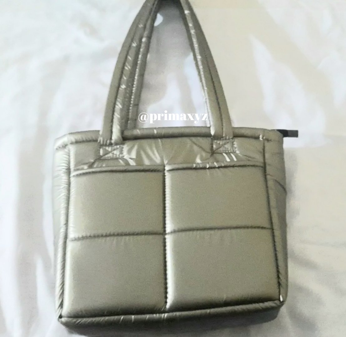 peonielle_'s tweet photo. puffy bag cuma 60 ribuan buat kuliah. ini gede banget muat banyakkk. payung, tumblr, binder, dompet, pouch makeup masuk semua disituu. terus jg ini tasnya empuk bangett + ada banyak warna. punyaku ini warna Coppergold holo

🛒https://t.co/hCE4cGSBd8 https://t.co/Q5GKKroL1L