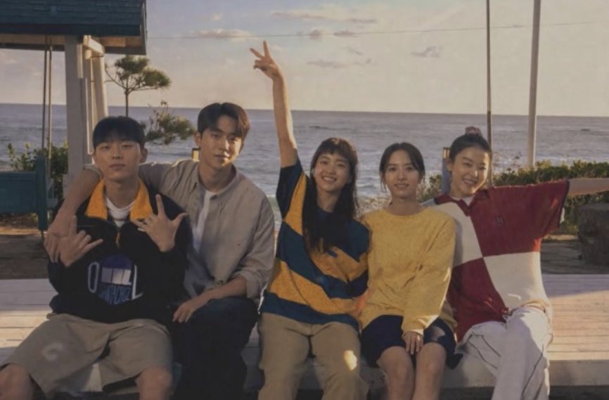 2000.06.07 일기!
-
오늘은 여름을 맞아 태양고 친구들이랑 백이진이랑 수학여행을 왔다. 바다의 한 가운데, 여름의 한 가운데에 있으니 집에 더 가기 싫어졌다. 그리고 집에 가면 잔소리 대마왕 엄마도 있으니까! 😡 아무튼, 영원히 청춘이면 좋겠다. 우린, 언제든 맞이할 수 있는 청춘이겠지?