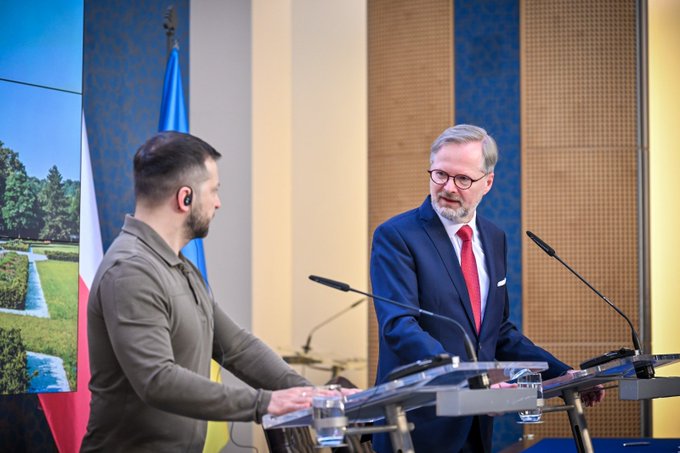 Thủ tướng Séc Petr Fiala (bên phải) và Tổng thống Ukraine Volodymyr Zelensky phát biểu trong cuộc họp báo chung ở Praha, Cộng hòa Séc, vào ngày 7/7.