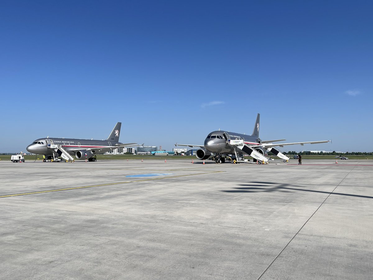 🇨🇿🇺🇦 Dva Airbusy A319CJ <a href="/ArmadaCR/">Armáda ČR</a> se připravují u Terminálu 4 na příjezd <a href="/prezidentpavel/">Petr Pavel</a> a <a href="/ZelenskyyUa/">Volodymyr Zelenskyy / Володимир Зеленський</a>
