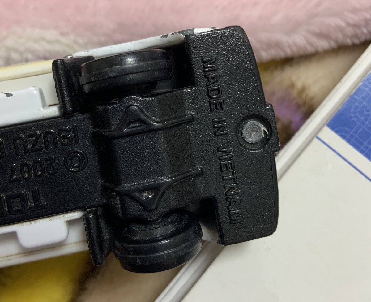 息子がトミカを分解したがるのだが、トミカはネジが変なやつなんだよなあ。ネジなの？そもそも… https://t.co/M5FDAIaxHW