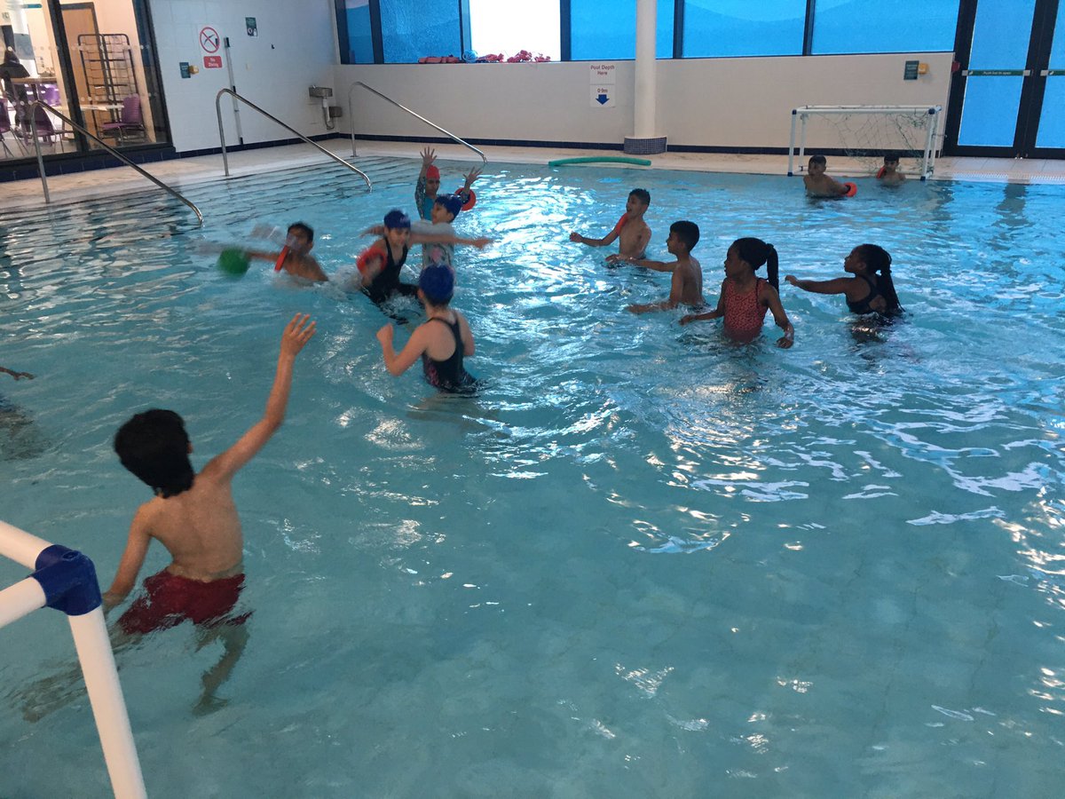 Year 4 are thinking tactically about their positions in water polo 👏🏻👏🏻👏🏻👏🏻👏🏻