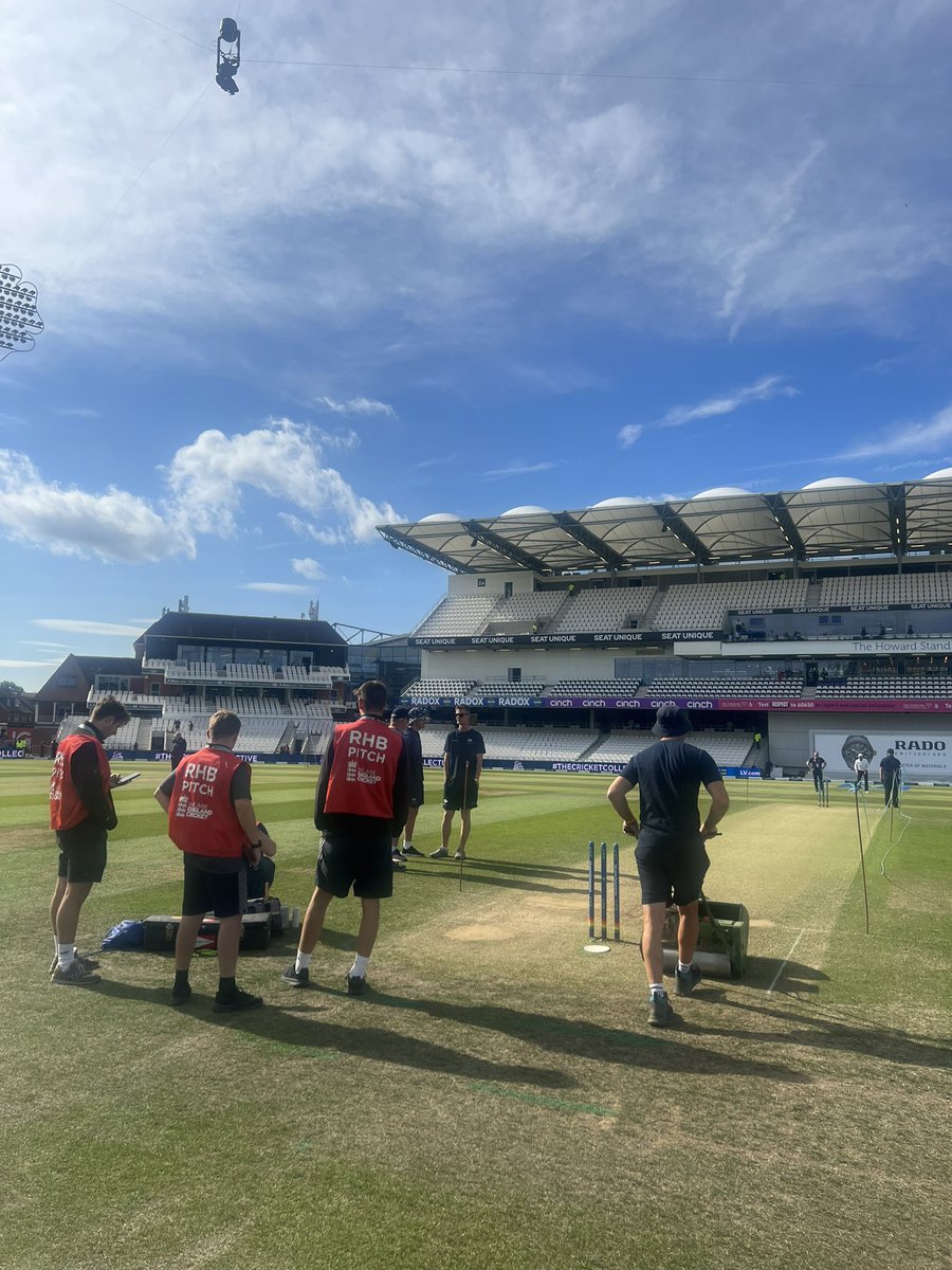 englandcricket's tweet image. The sun is out ☀️
The outfield is quick ⚡️ 

And we’ve got two local lads at the crease ✊

Who’s ready for Day 2 🙋‍♂️

#EnglandCricket | #Ashes