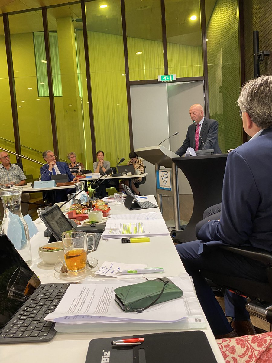 Dijkgraaf Toine Poppelaars spreekt gisteravond de algemene vergadering toe nadat hij de eed heeft afgelegd die hoort bij de herbenoeming.