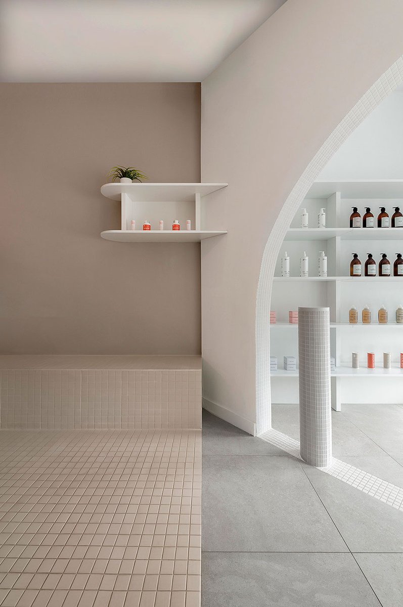 Interior_es's tweet photo. La firma de #arquitectura #StudioAC diseñó el sorprendente interior de esta #farmacia en #Toronto (#Canadá), donde cobra especial relevancia la cúpula revestida con #cerámica de pequeño formato.
-> Fotografías: Jeremie Warshafsky
-> https://t.co/TSFNKrbBfI
-> @v2com_newswire https://t.co/5xPdO5ukDF
