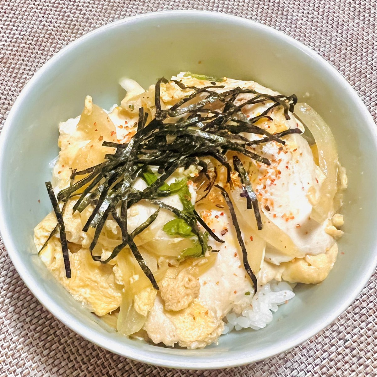 ◆自家製鶏胸ハムの調理法
塩味抑えて、今回は親子丼アレンジ♪
さっと煮込んだから固くならず、手軽に作れました🙌親子丼って、カツ煮にとかにもアレンジできるから、調味料配分早く覚えたい。。#自炊記録 #おうちごはん𓎩𓌉𓇋 #Twitter家庭料理部