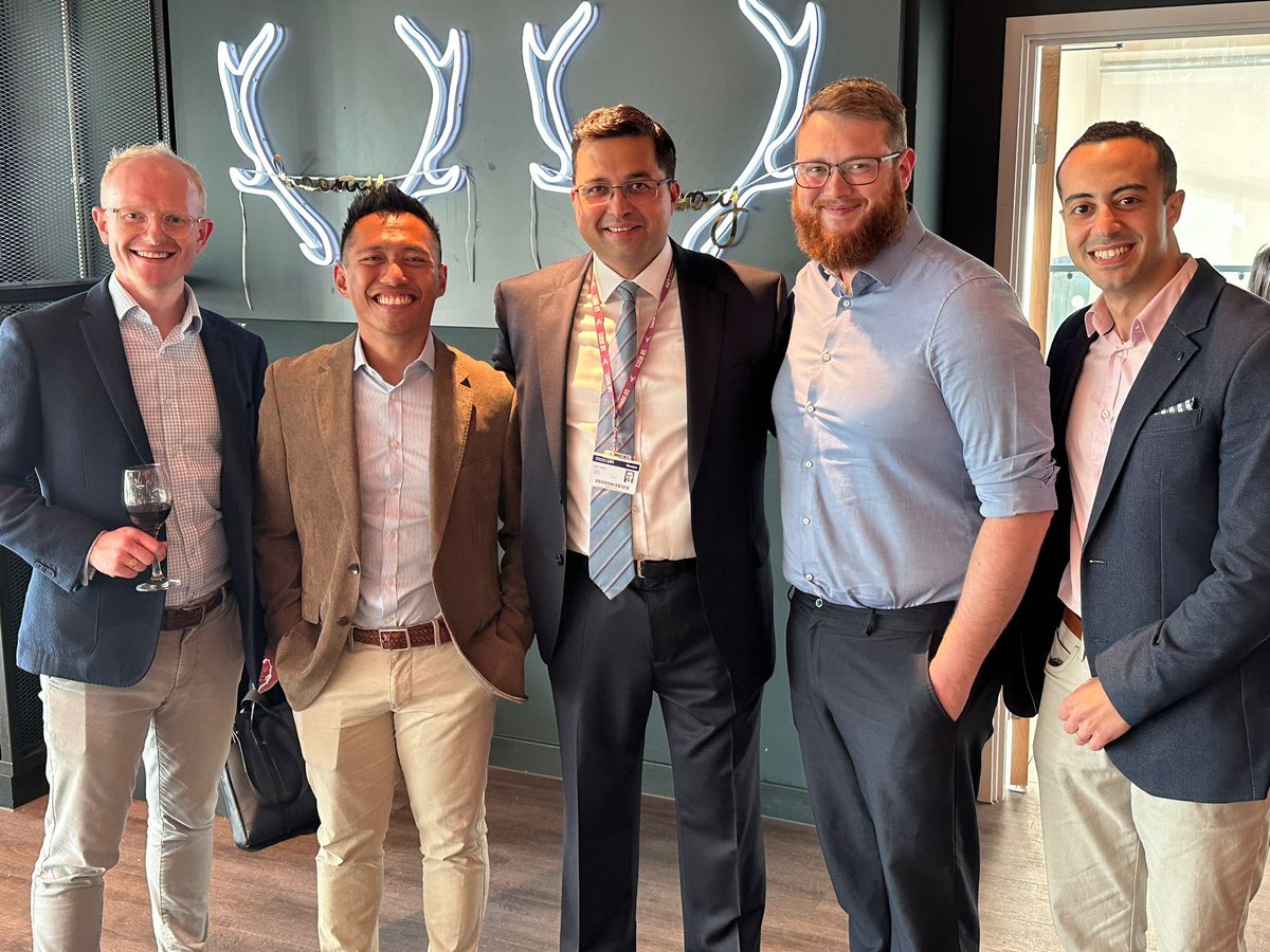 AlexHampson7's tweet photo. Incredibly honoured to attend the inaugural lecture by Professor @nikhilvasdevuro. Wonderful to see the culmination of years of hard work and dedication to research. Was fantastic to catch up with Research Fellows past and present! @john_piedad @hayesjdb @Mohamed21160118 https://t.co/JPuFhXURCf