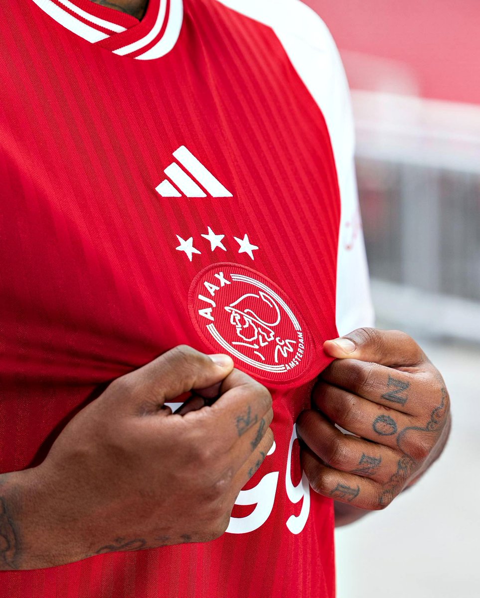 A nova camisola principal do Ajax, com o regresso do emblema centrado.