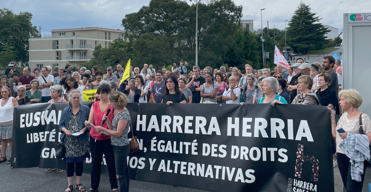antxetairratia's tweet photo. Avenida zubiko "antzerki lotsagarria" eta muga "arrazista" salatu zituzten atzo hamarka herritarrek.

Bidasoa Etorkinekin elkarteko Aintzane Lasarterekin mintzatu ginen elkarretaratzean.

🔊https://t.co/rR4QzBvzrt https://t.co/sJELFYGuol
