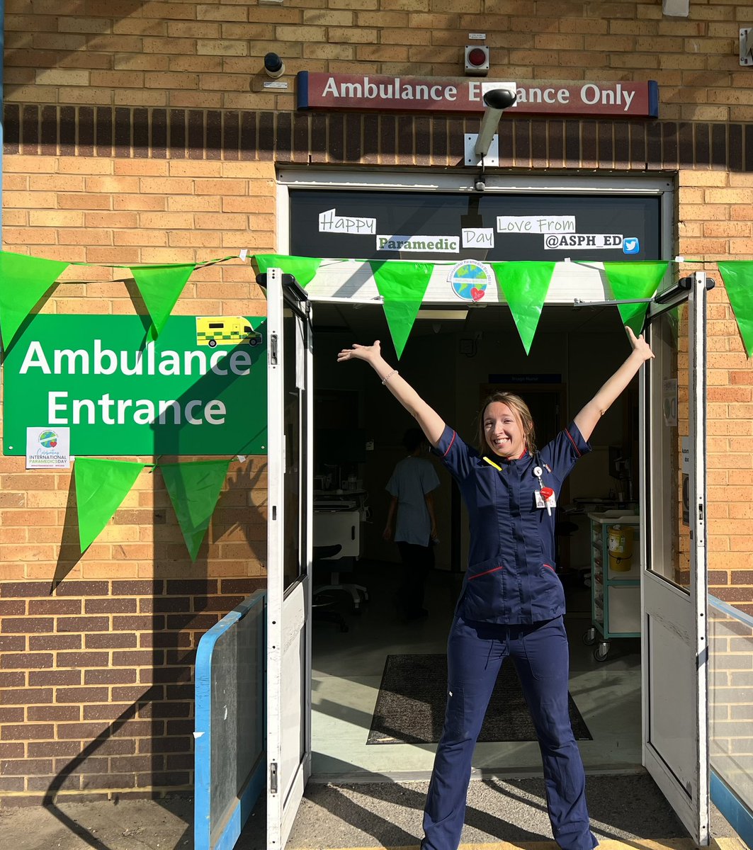 Sunny Friday to celebrate International Paramedic day #IPD2023 here @ASPHFT & @ASPH_ED 
10years this year as a qualified Paramedic from road to Head of Nursing/AHPs #proudtobe
#whatparamedicsdo 
#notallparamedicsweargreen