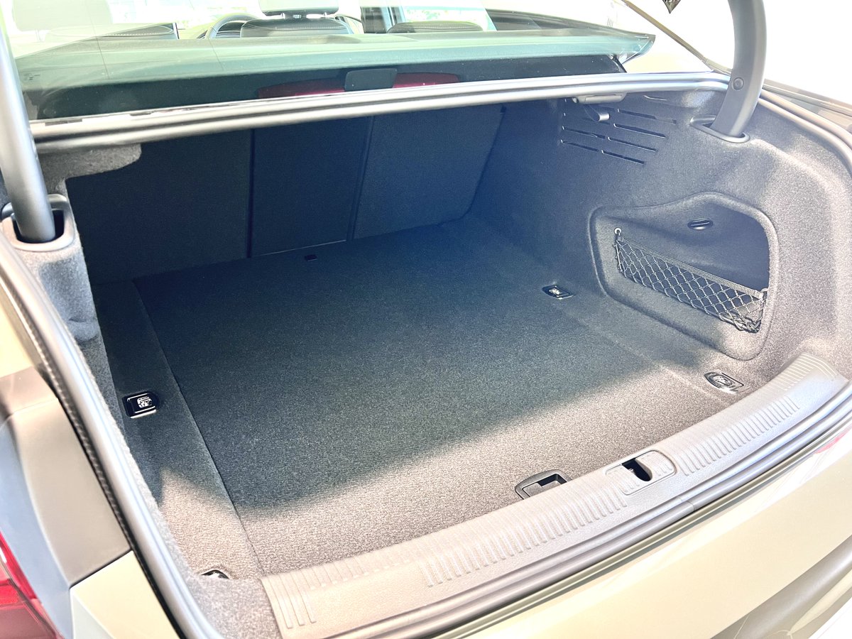 AudiEdogawa's tweet photo. □■New 展示車情報■□
#Audi A4 40 TDI quattro S line
#クロノスグレーメタリック

モダンなボディカラーとシックな内装色が
魅力的な1台です✨
4WDのパワフルな走りでありながら、
JC08モード19.0km/Lを実現しております！

皆様のご来店をスタッフ一同、
心よりお待ちしております😊

#Audi江戸川 https://t.co/F6tzlIdO2V