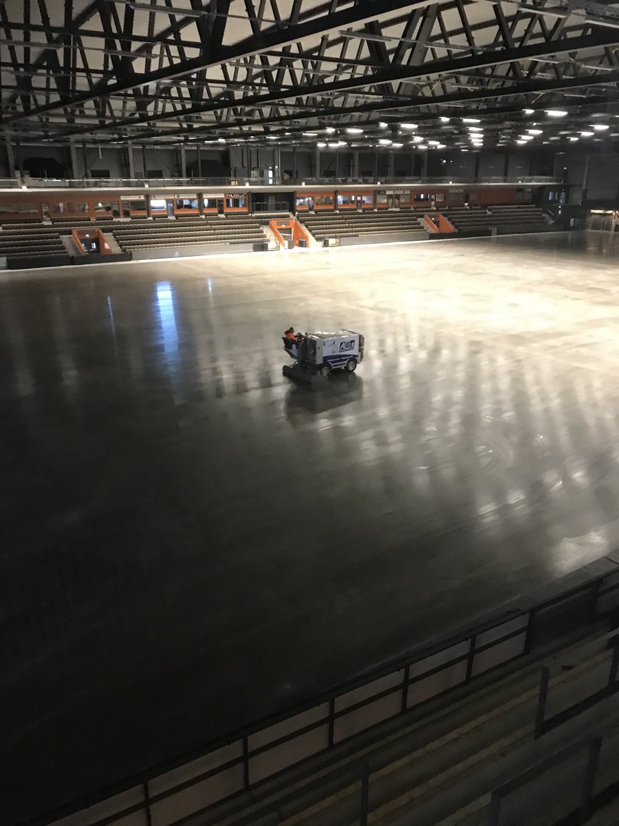 K1villa's tweet photo. Is på gång i Sparbanken Lidköping Arena 👍😊 https://t.co/NTMUQLJyEm