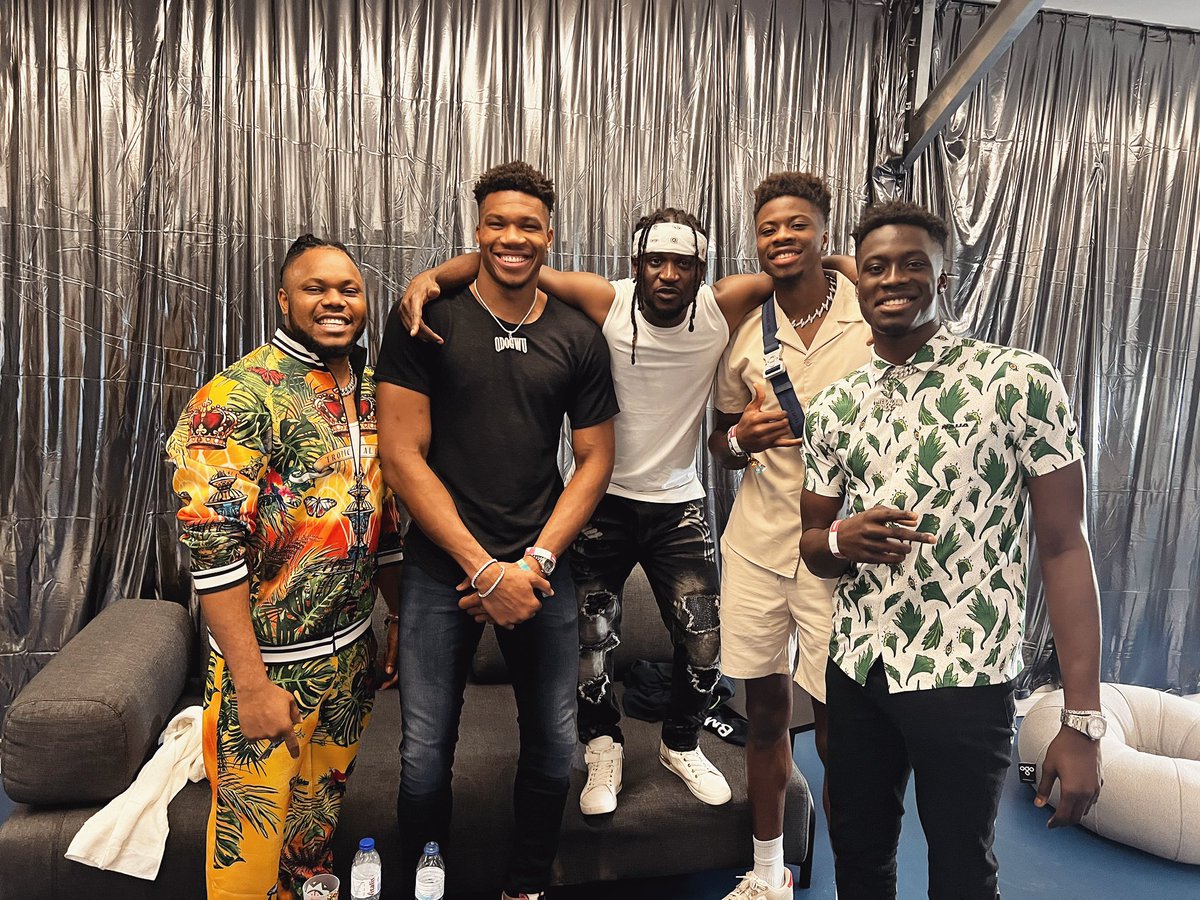 rudeboypsquare's tweet photo. Now I know I’m short 😭😪😭 @Giannis_An34 and family 🏀🏀 #NBA #MVP https://t.co/bFWpcwrIND