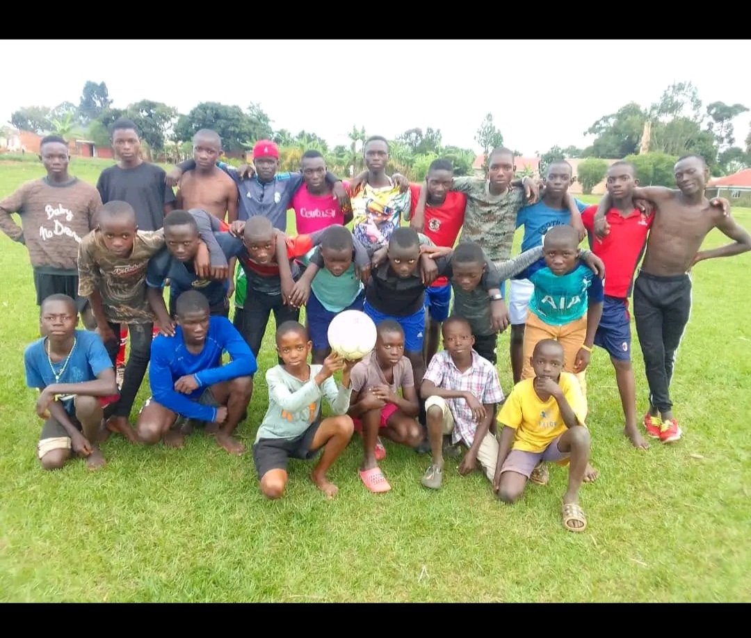 CranimerC's tweet image. When the gang realise that big bro is back in the village
Waiting at home backyard 
Go for physical exercise with a few
Some take home packages follow as we end our day with the children.
Kindly support by donating clothes u don't use, food and scholarstic materials