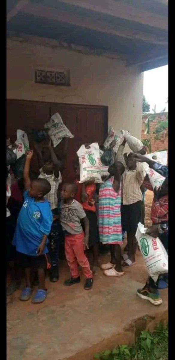 CranimerC's tweet image. When the gang realise that big bro is back in the village
Waiting at home backyard 
Go for physical exercise with a few
Some take home packages follow as we end our day with the children.
Kindly support by donating clothes u don't use, food and scholarstic materials