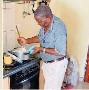 mwendathuranira's tweet image. WHO BENEFITS FROM MARRIAGE?

He's 68 years old.

Retired pensioner.

Worked all his life to raise his kids.

Deprived himself of life's pleasures to pay expensive school fees and living expenses for his kids abroad.

They are now well-off in Europe and America.

His wife, 60, has…