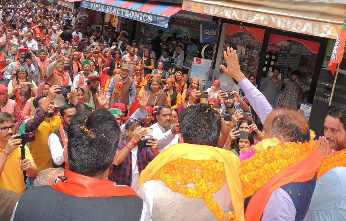 jairamthakurbjp's tweet photo. अब जनता आने वाले समय में मौन रहने वाले इन कांग्रेस नेताओं को जवाब देने के लिए तैयार है।

आज भीमाकाली माँ की पुण्य धरा रामपुर में कांग्रेस सरकार द्वारा बंद किए गए संस्थानों को बहाल करने हेतु आयोजित जनसमर्थन रैली को संबोधित किया। https://t.co/paACW0wJpA