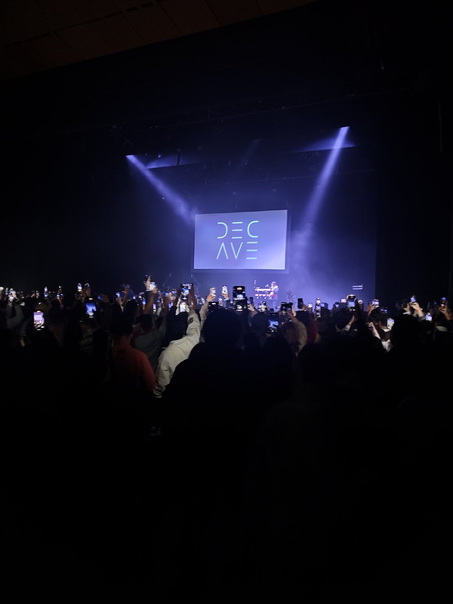 botjaytee17's tweet photo. December Avenue na nag adjust para sa mga broken diri sa NZ https://t.co/ZBOVBj7mEh