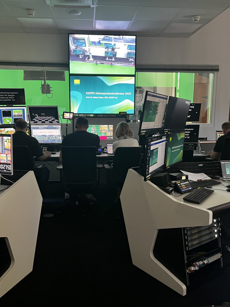 Volle Konzentration, der Countdown läuft zur virtuellen Jahrespressekonferenz <a href="/DATEV/">DATEV</a>