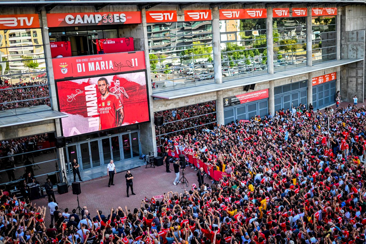 The crowd at Ángel Di María's <a href="/SLBenfica/">SL Benfica</a> presentation 🤯🦅
