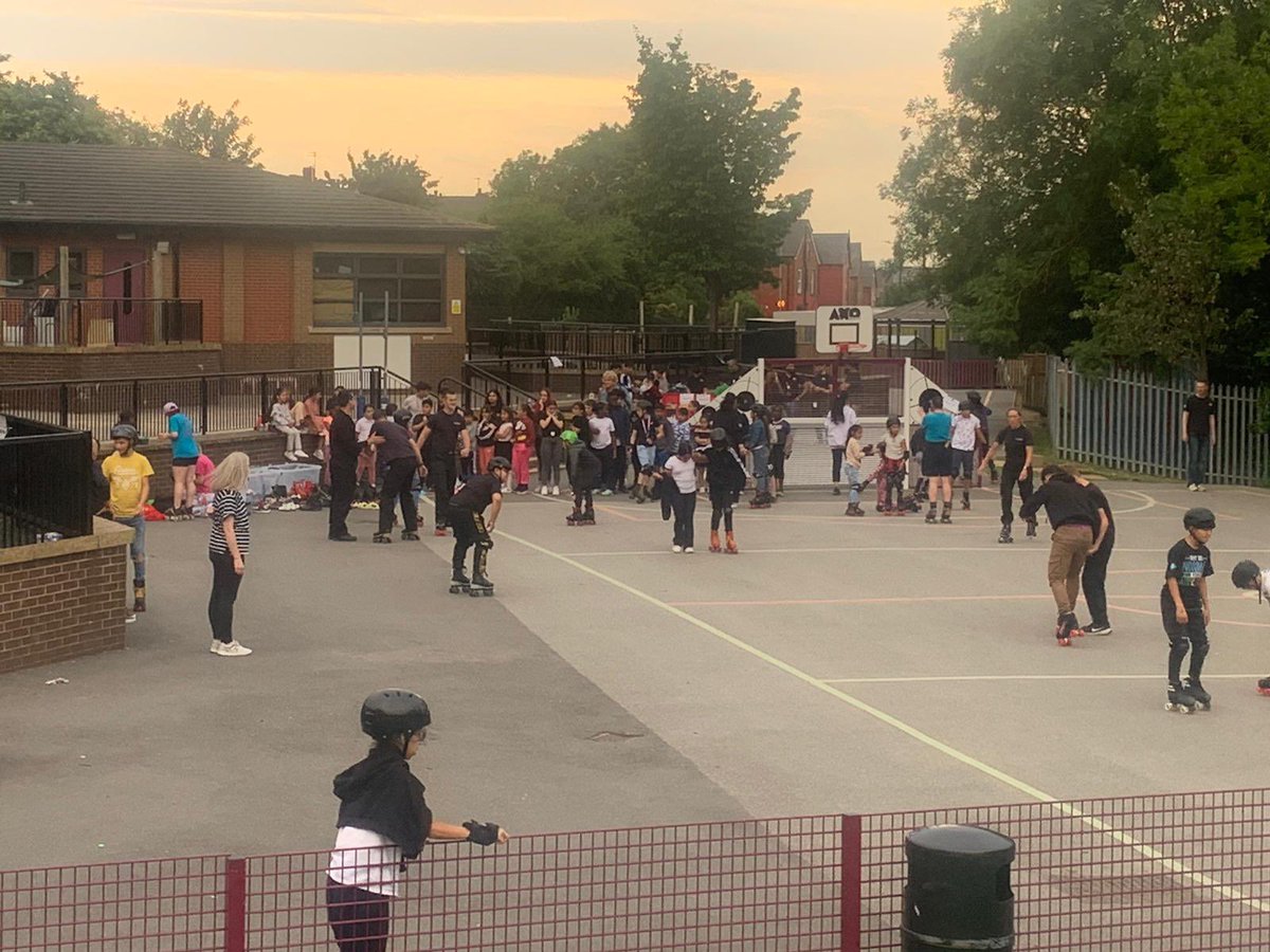 CATCHLeeds's tweet photo. A fantastic busy pre Summer event to promote the activities which will be available during the holidays including a roller disco 🛼 and a football tournament ⚽️🥅. Thanks to the team effort from @ActiveLeeds @LSTENLeeds and our CATCH volunteers. #HealthyHolidaysLeeds https://t.co/UPbhtnZEfd