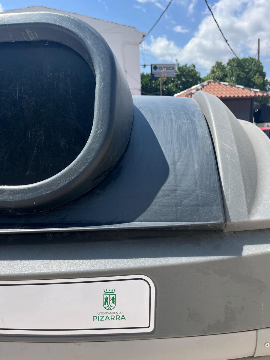 formatoverdesl's tweet photo. ✨Cuando diseñamos nuestros contenedores #BigBin 🗑️ queríamos que ayudasen a #reciclar, ¡pero también a hacer más bonitas nuestras calles!  

El @Ayto_Pizarra ya ha instalado nuevos #contenedores de la fracción resto para mejorar la imagen de su calle principal 🍃 https://t.co/7mMnEAylgP