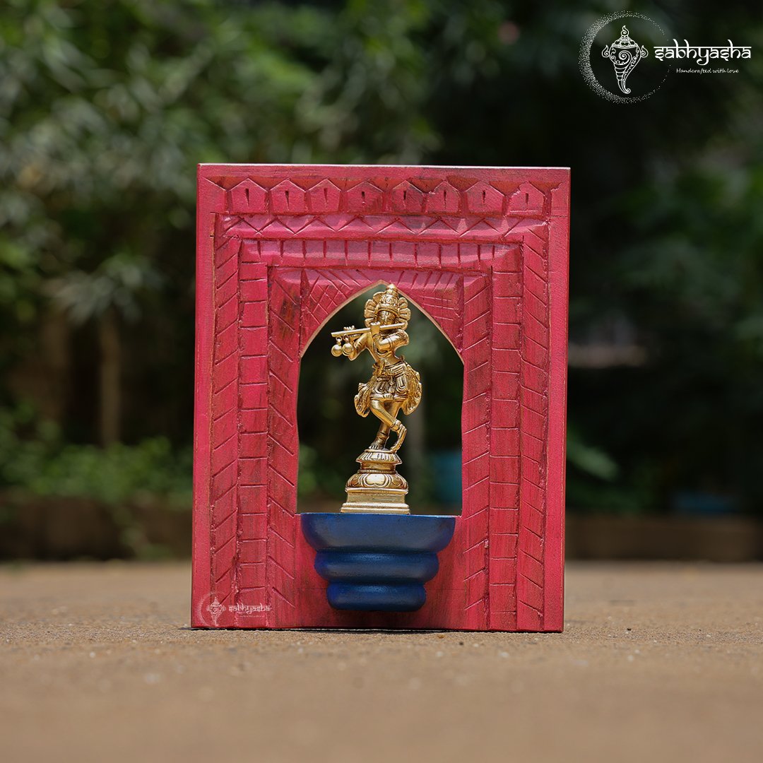 sabhyasha's tweet photo. Transform your living space🏡 into a haven of elegance and sophistication with our handcrafted and hand-painted wooden vintage frame.  The combination of rustic charm and artistic beauty creates a mesmerizing centerpiece that effortlessly draws attention and sparks conversations. https://t.co/rSbKFX48kA