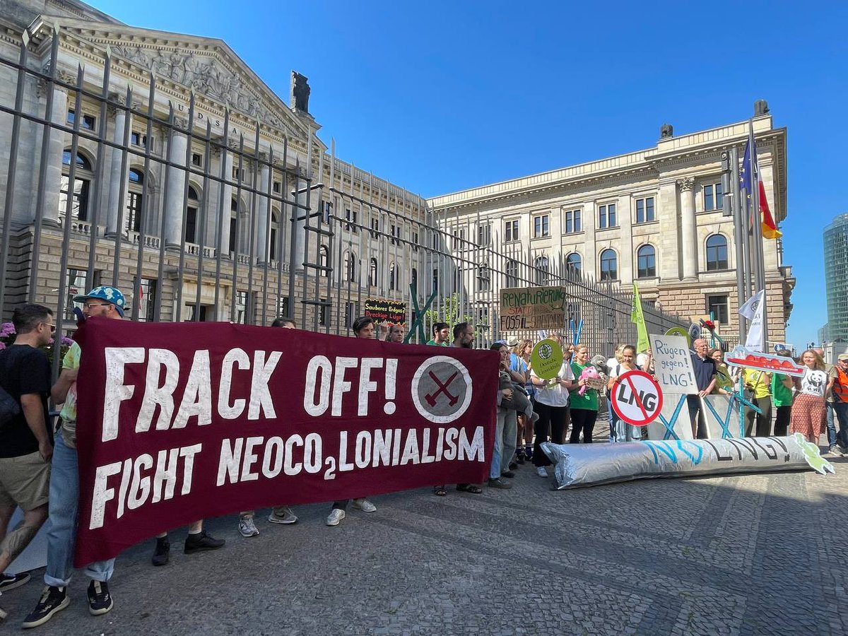 IL_Berlin's tweet photo. +++ Aktion mit @Ende_Gelaende vor dem Bundesrat+++ #AllegegenLNG

🚨Im Eilverfahren wird hier gerade undemokratisch über das LNG Beschleunigungsgesetz entschieden, um #Rügen als neuen #LNG Standort durchzudrücken 🤬

Gegen den fossilen Backlash! Exit Gas, Decolonize now!#fckLNG⬇️ https://t.co/4IEBRNoPAc