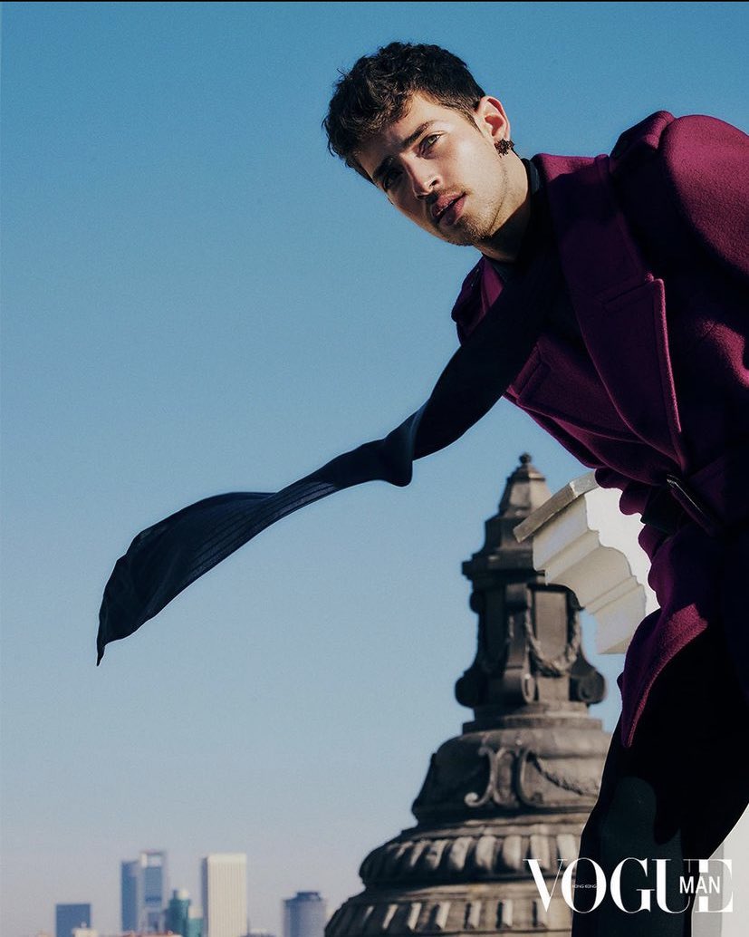 I really respect this moment, because I had the opportunity to be able to promote several menswear outfits in this Vogue magazine. And I became more dignified, dashing and handsome after wearing the clothes from Vogue magazine this time.