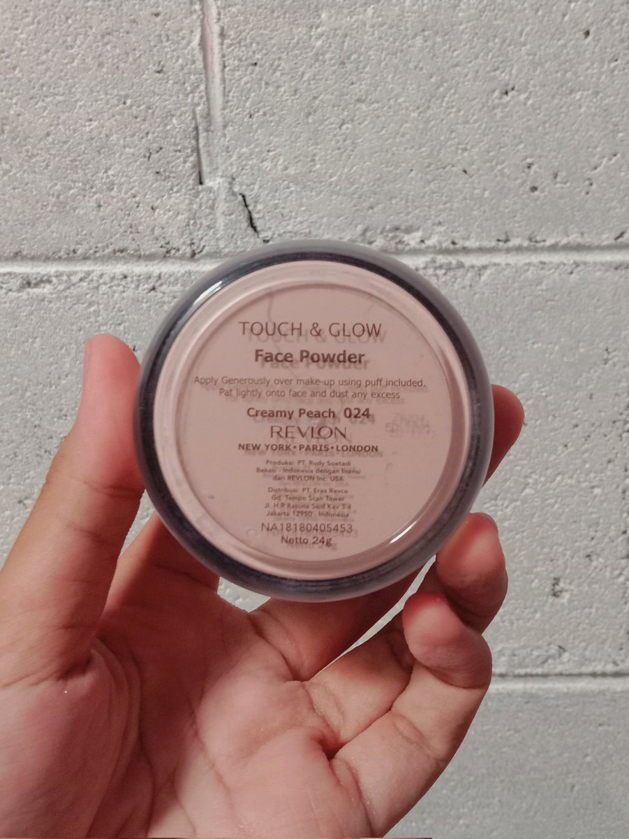 isabellafosho's tweet photo. ‼️ HONEST REVIEW LOOSE POWDER REVLON ‼️

-Revlon Touch &amp; Glow Face Powder-

Loose powder ternyaman yang pernah aku pake sejauh ini, super duper murah karena isinya banyak bangettt, halus bangettt, bikin make up flawless daaaann oily skin friendly!!! https://t.co/JzWwrdFC0z