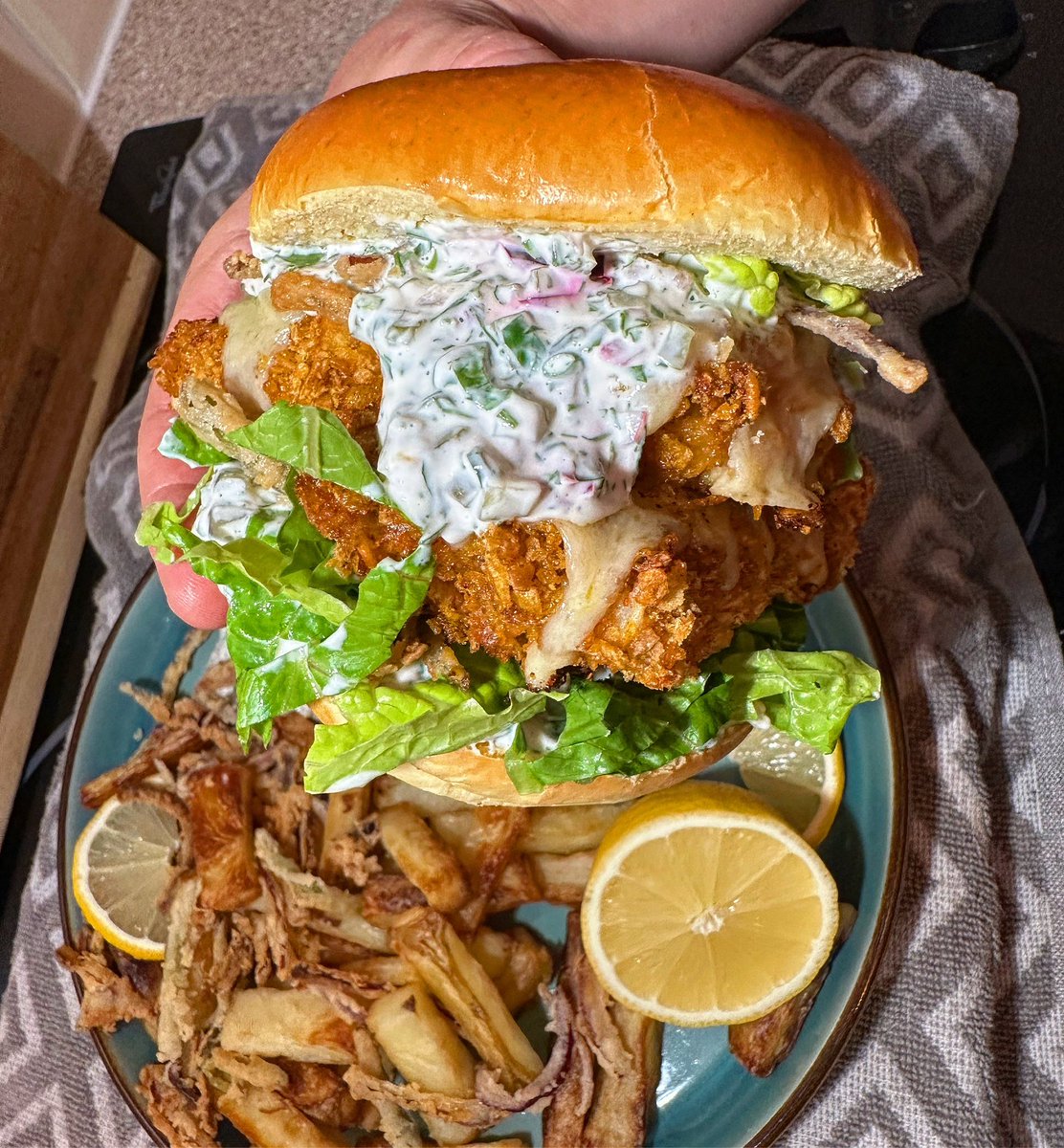 Fillet of Fish Burger with Crispy Onion & Cornichions 🙌🏻 #threadapp #fridayfood