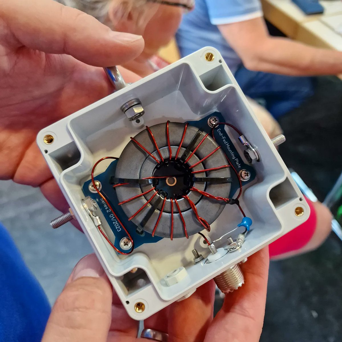 Bonito_RadioCom's tweet photo. One of our En Fed workshop participants sent me the photos of his End Fed. He built the it at the workshop, in 1:64, for the bands 10-160m. The End Fed achieves excellent results. Thanks Holger (DB3HF) for the photos.
#endfedantenna #endfedhalfwave #endfed #efhwantenna #efhw https://t.co/rdVbMsnLTW