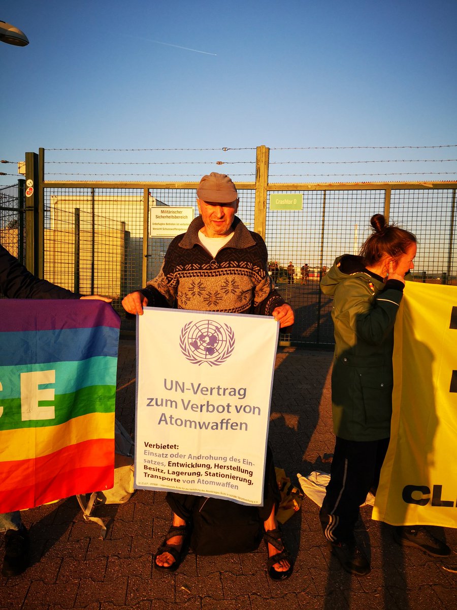 Blockade des Fliegerhorstes Nörvenich: Antimilitarismus und #Klimagerechtigkeit gehören zusammen. #Klimaschutz heißt #Abrüstung.